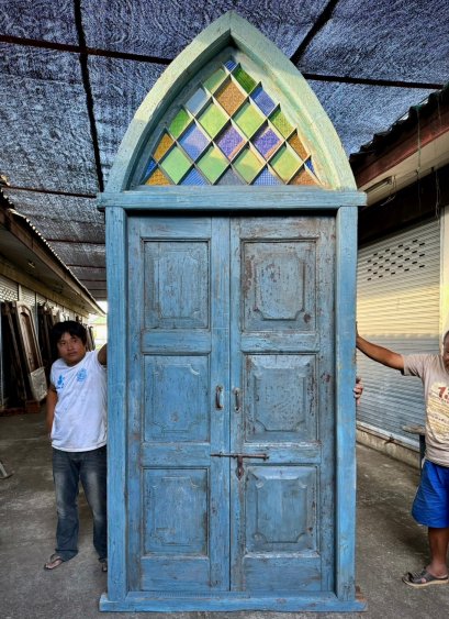 ประตูไม้ซุ้มสูงสีฟ้าวินเทจ