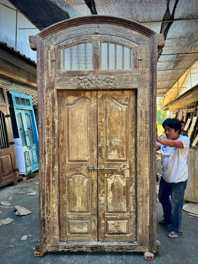 ประตูบ้านสวยๆ ทรงสูงพร้อมช่องแสงกระจกใส