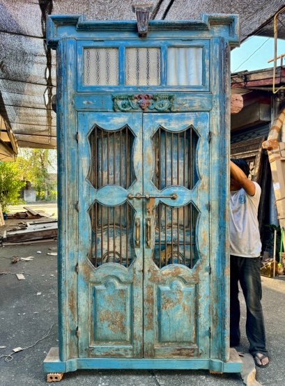 ประตูไม้สองชั้นสีฟ้าสวยพร้อมหน้าต่างช่องแสง