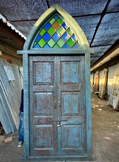 ประตูไม้สูงสีฟ้าวินเทจ