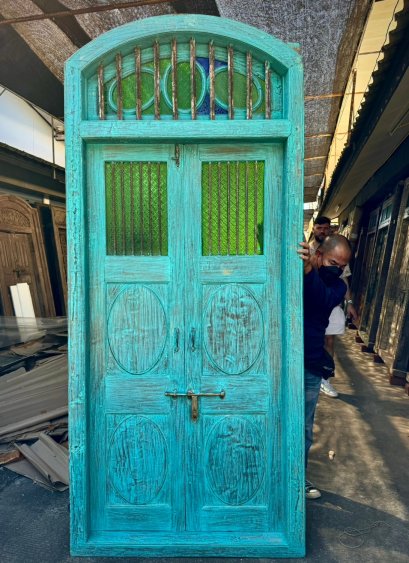 ประตูคาเฟ่สวยๆ สีฟ้าแต่งกระจกเขียว