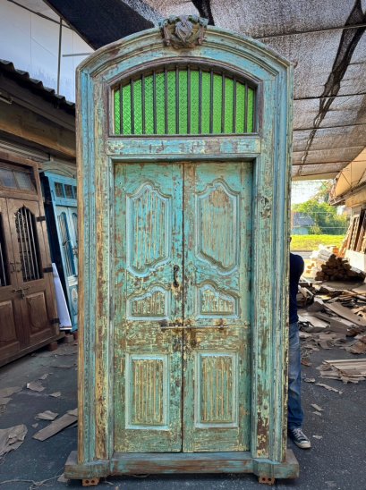 ประตูไม้บานสูงสีฟ้าอ่อนกระจกเขียว