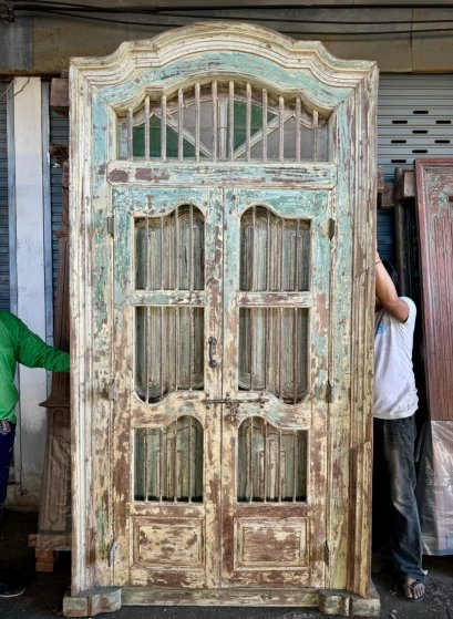 ประตูสองชั้นสีเขียวอ่อนขัดหยาบ