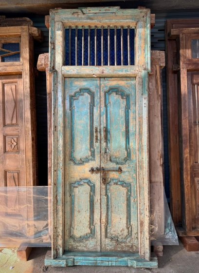 ประตูเข้าบ้านไม้สีเก่าแต่งเหล็กกลึง