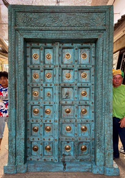 ประตูเก่าวินเทจสีฟ้าขัดถลอกดั้งเดิมแต่งทองเหลืองแท้