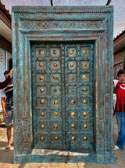 ประตูบ้านไม้สีฟ้าเก่าแต่งทองเหลืองสวยวงกบแกะลายโบราณ