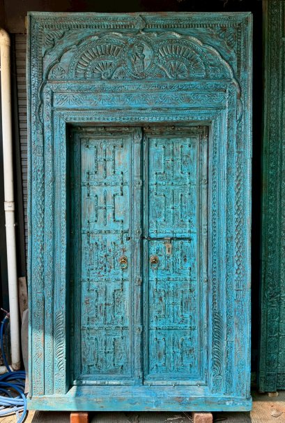 ประตูเก่าวินเทจสีฟ้าแกะสลักลายโค้งพระกฤษณะกลางวงกบ
