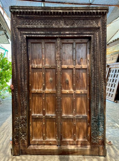 ประตูวังไม้เนื้อหนาแต่งลายแกะสลักสวยละเอียด