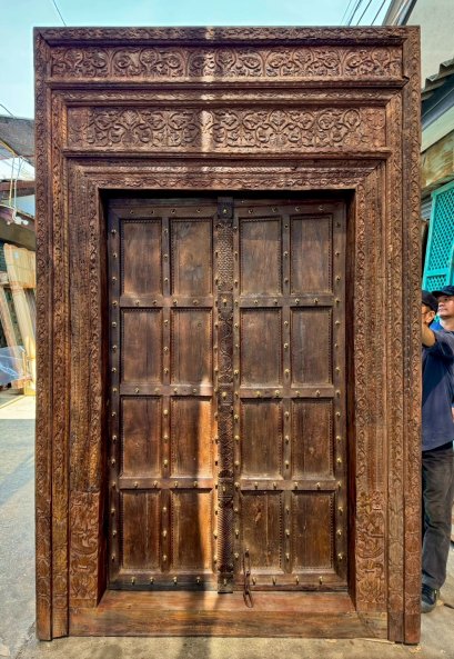 ประตูโรงแรมบานใหญ่แต่งหมุดทองเหลืองชิ้นหนา