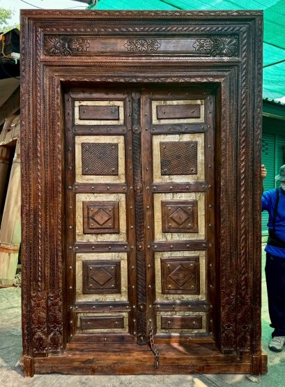 ประตูเก่าบานใหญ่แต่งแผ่นทองเหลืองแกะสลักลูกฟักคลาสสิค