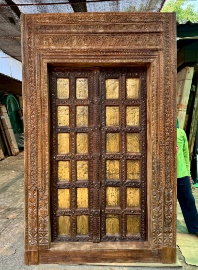 ประตูโบราณเนื้อไม้สีเข้มแต่งหมุดทองเหลือง