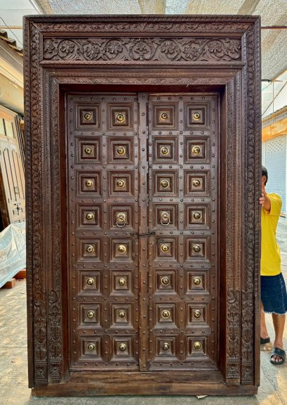 ประตูหน้าบ้านไม้แกะสลักสวยพร้อมช่องประตูเล็ก