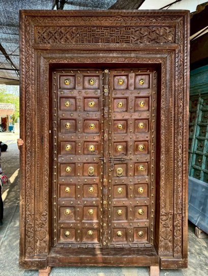 ประตูเก่าโบราณทองเหลืองสวยพาเนลวงกบแกะสลักฉลุลาย