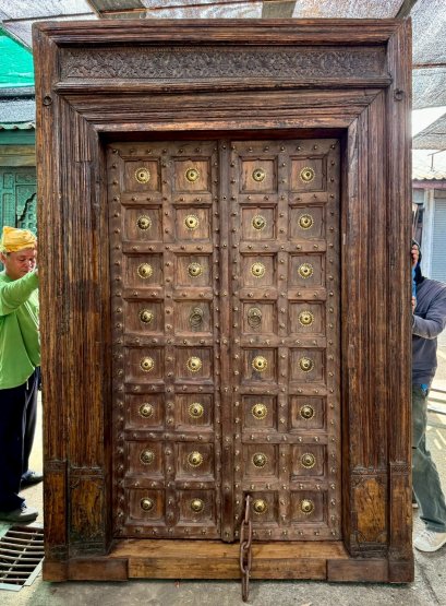 ประตูเก่าไม้เนื้อหนาแต่งทองเหลืองเต็มบานวงกบลึก