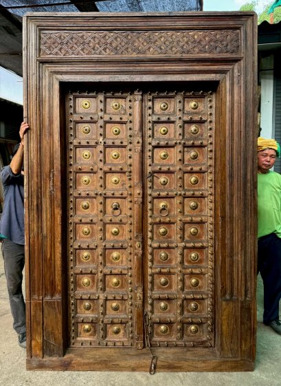 ประตูอินเดียเก่าหน้าบานประดับหมุดทองเหลืองใหญ่เล็กจัดเต็ม