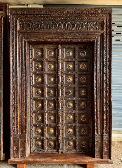 ประตูเก่าไม้เนื้อแข็งสีเข้มแต่งทองเหลืองใหญ่สวยสมบูรณ์