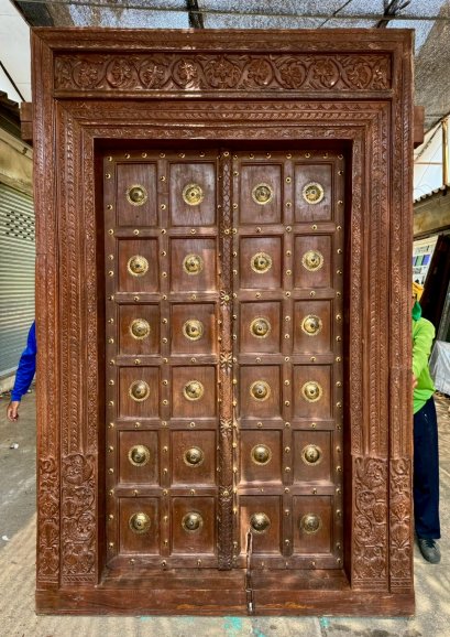 ประตูไม้แท้ติดหมุดทองเหลืองใหญ่วงกบไม้แกะสลักลายดั้งเดิม