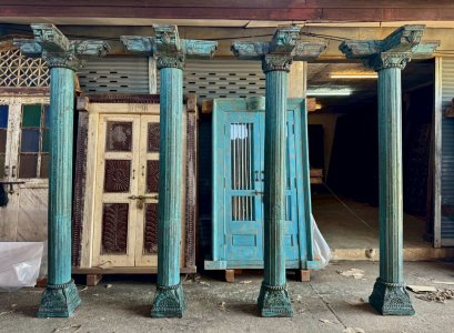 เสาโบราณสีฟ้าวินเทจหัวเสาโครินเทียนพร้อมไม้คานกากบาท