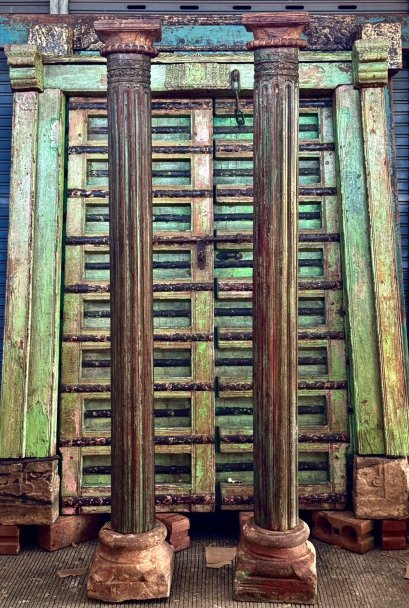 เสาโรมันเก่าแบบดอริคสีเขียววินเทจทรงผอมสูง
