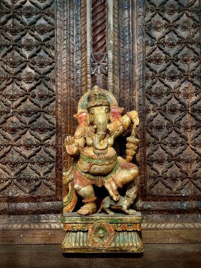 ไม้เก่าแกะสลักพร้อมขาตั้ง