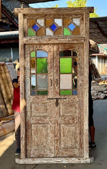 ประตูกระจกไม้เก่าสีขาวขัดหยาบพร้อมช่องแสงสีสัน
