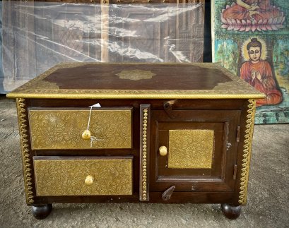 ตู้ข้างเตียงพร้อมลิ้นชักแต่งทองเหลืองรอบตัว