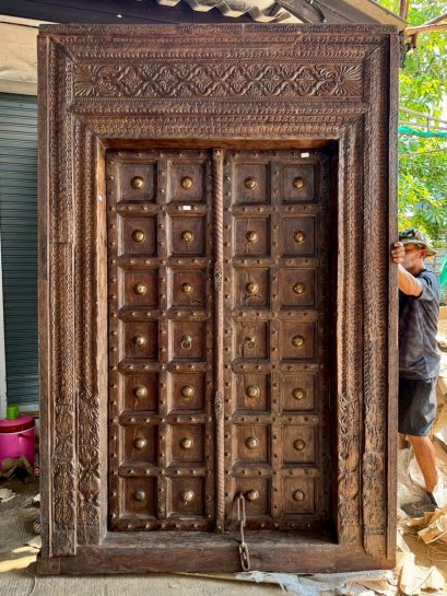 ประตูบ้านไม้เนื้อแข็งแต่งหมุดดอกไม้ทองเหลือง