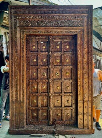 ประตูไม้เข้าบ้านบานใหญ่วงกบแกะสลักลายสามชั้น