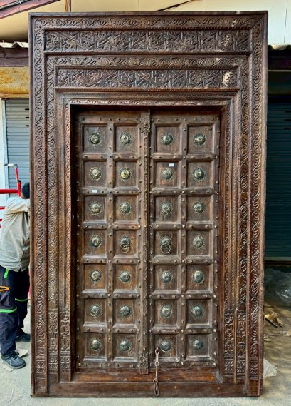 ประตูไม้โบราณแกะสลักลายด้วยมือแต่งทองเหลืองหายาก