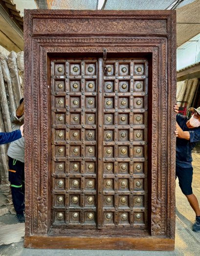 ประตูหน้าบ้านบานใหญ่ประดับทองเหลืองเต็มบาน