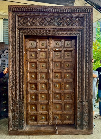 ประตูไม้หน้าบ้านไม้เก่าแกะสลักลายโบราณดั้งเดิม