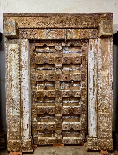 ประตูไม้สวยๆ สมัยโคโลเนียลสีพาสเทล