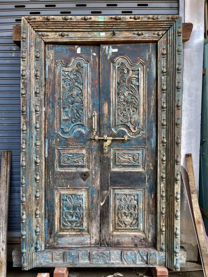 ประตูเก่ายุคโคโลเนียลแกะสลักสีฟ้าเข้ม