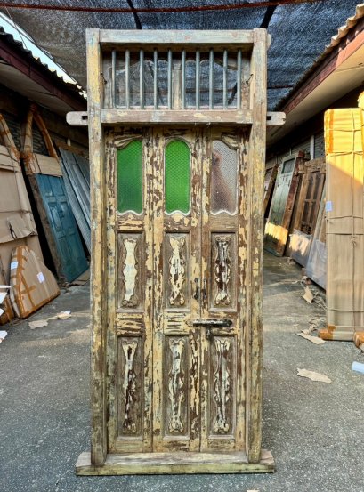 ประตูไม้เก่าบานเฟี้ยมแต่งกระจกสี