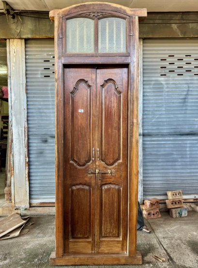 ประตูไม้ทรงสูงพร้อมหน้าต่างกระจกฝ้า