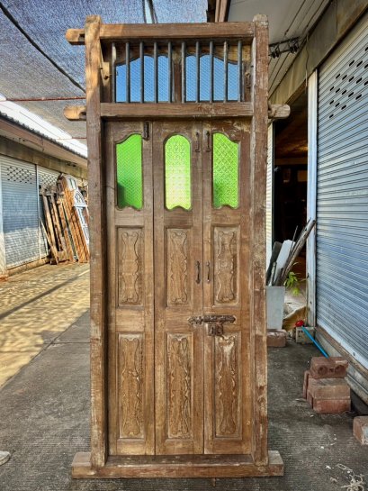 ประตูไม้เก่าบานเฟี้ยมแต่งกระจกสี