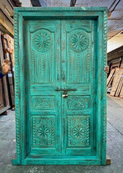 ประตูไม้เก่าวินเทจสีเขียวอมฟ้า