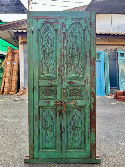ประตูไม้บานเล็กสีเขียววินเทจ