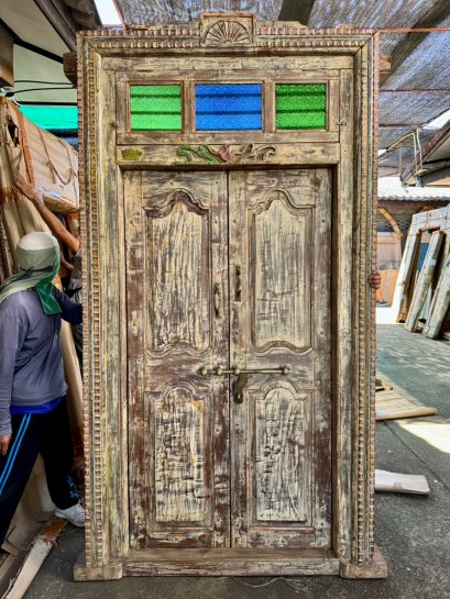 ประตูบ้านไม้สีครีมเก่าขัดถลอกพร้อมหน้าต่างช่องแสง