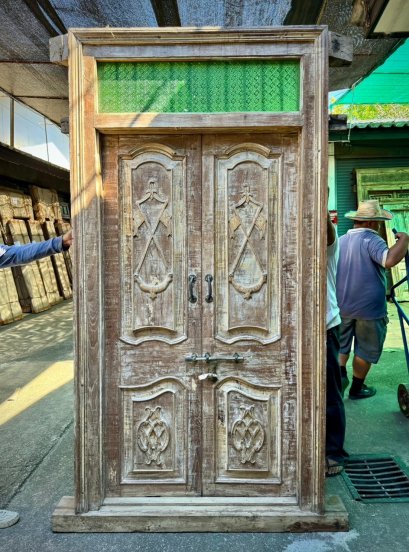 ประตูหน้าบ้านไม้สีอ่อนช่องแสงกระจกเขียว