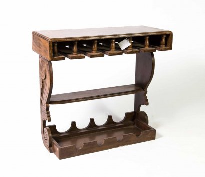 ชั้นไม้เก่าสำหรับแขวนขวดไวน์