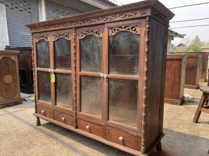 ตู้ไม้สักขากลึงประตูกระจกพร้อมลิ้นชัก