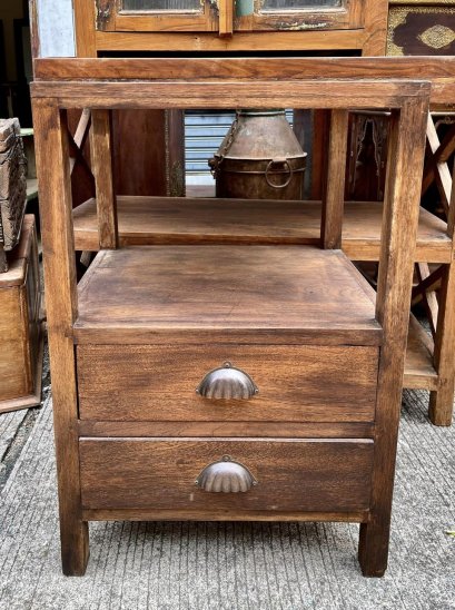 ตู้ข้างเตียงพร้อมลิ้นชักมือจับวินเทจ