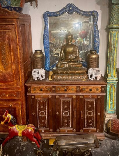 ตู้ยาวสามประตูแต่งทองเหลืองพร้อมลิ้นชัก