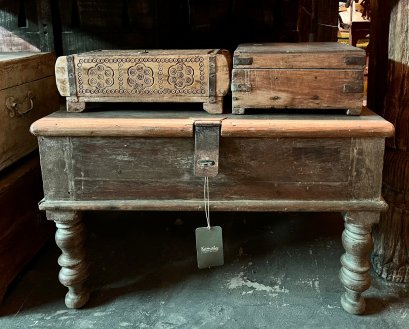 BX53 Antique Wooden Chest with Lathe Legs