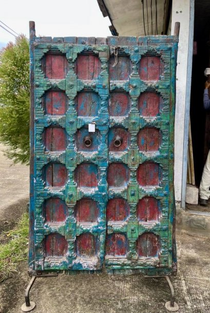 บานประตูเก่าสีขัดหยาบพร้อมขาตั้งเหล็ก