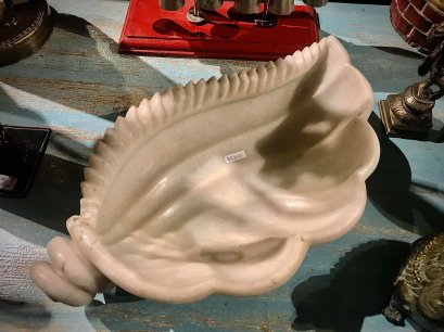 ชามหินอ่อนสลักลายทรงหอยสังข์