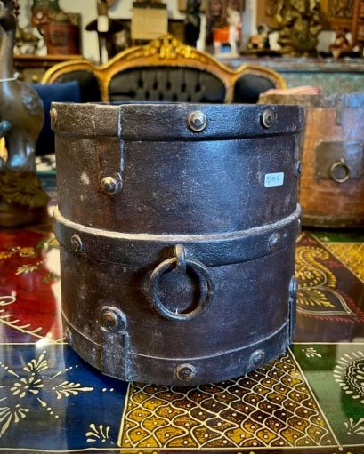 ถังเหล็กสีเข้มวินเทจ