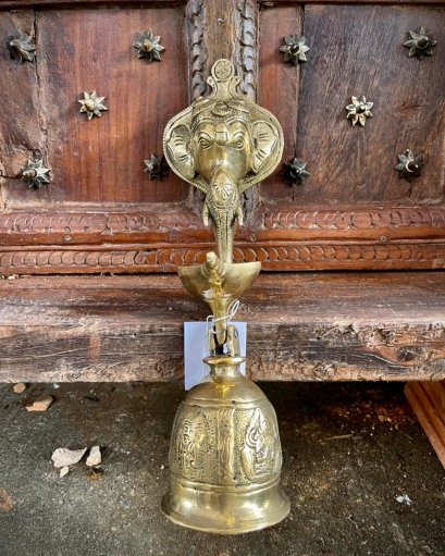 กระดิ่งหัวช้างทองเหลืองพร้อมเชิงเทียนจุดไฟ