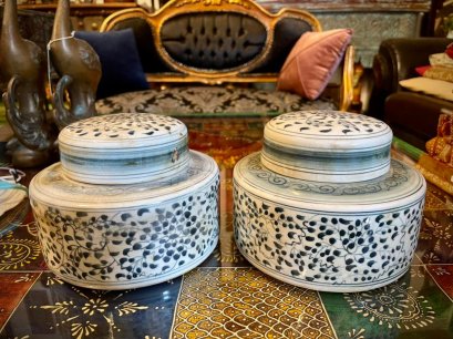 คู่โถเซรามิคทรงกลมพร้อมฝาปิด